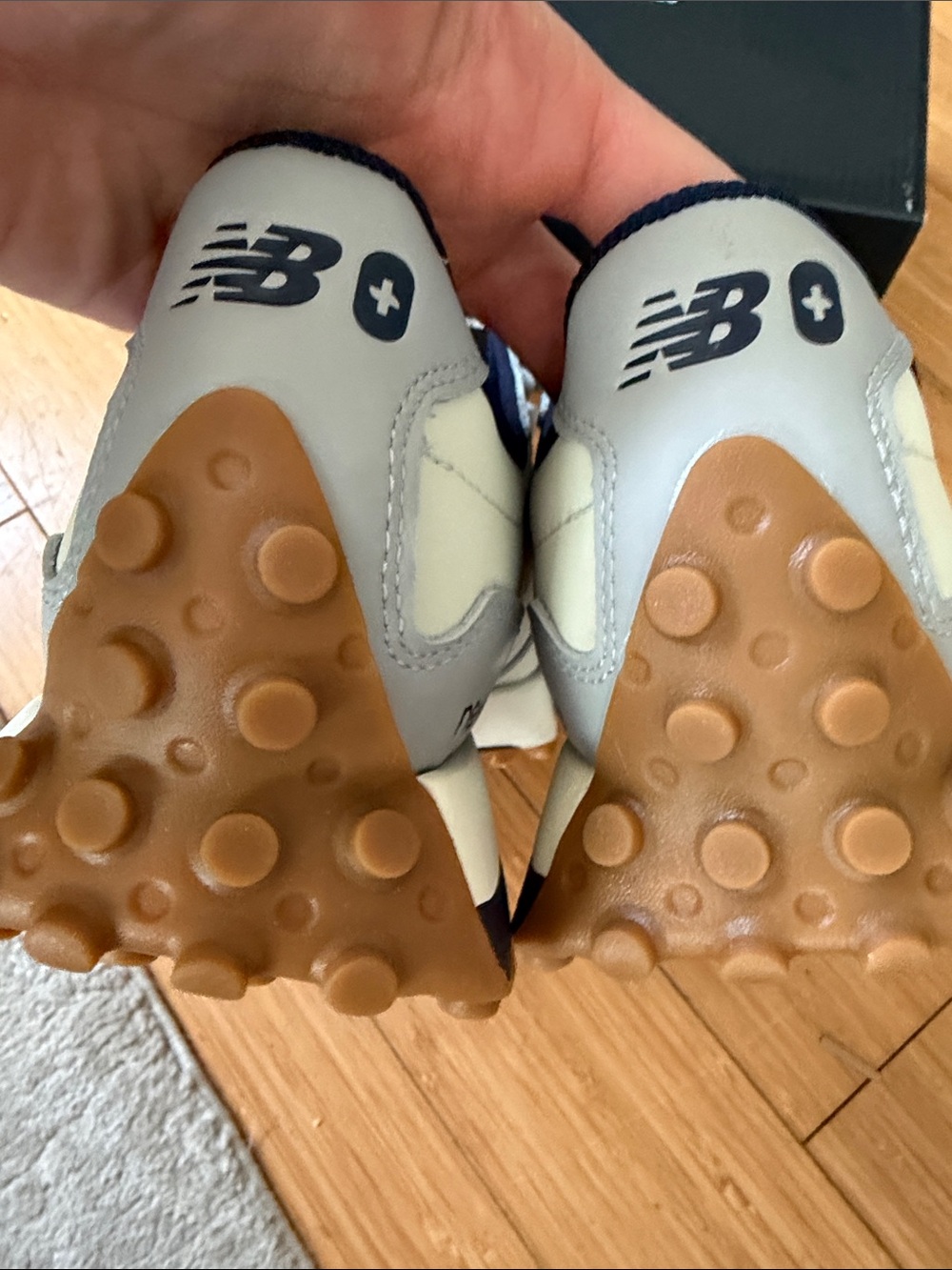 New Balance Cream & Navy Retro 327 Runner Sneakers - Picture 4 of 9